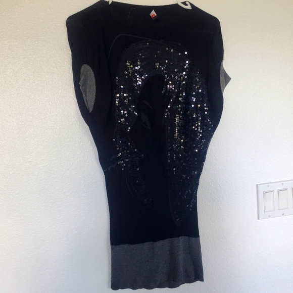 Black Sequin Graphic Knit Top with Gray Hem Eye-Catching Casual Look For Woman - Picture 1 of 7